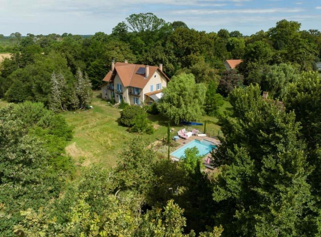 una vista aérea de una casa con piscina en Le Baccara Lodge, véritable maison de famille avec piscine et parc, en Arengosse