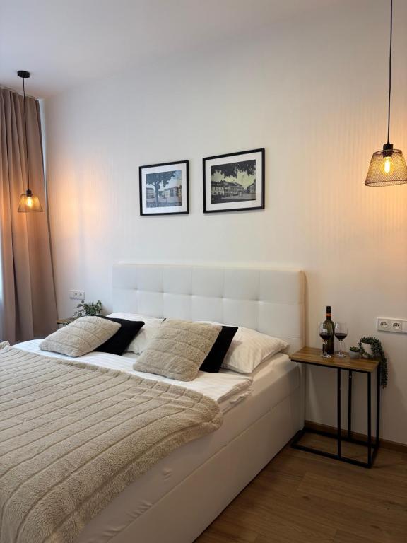 Postel nebo postele na pokoji v ubytování Morava apartmán 6 pro 3 osoby Uherské Hradiště Šafaříkova 855