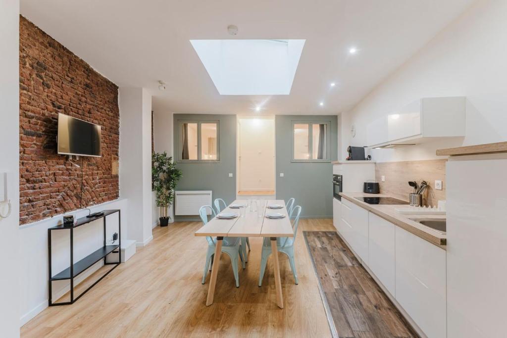 Una cocina o cocineta en Lille Grand Place - Apartment With 2 Bedrooms