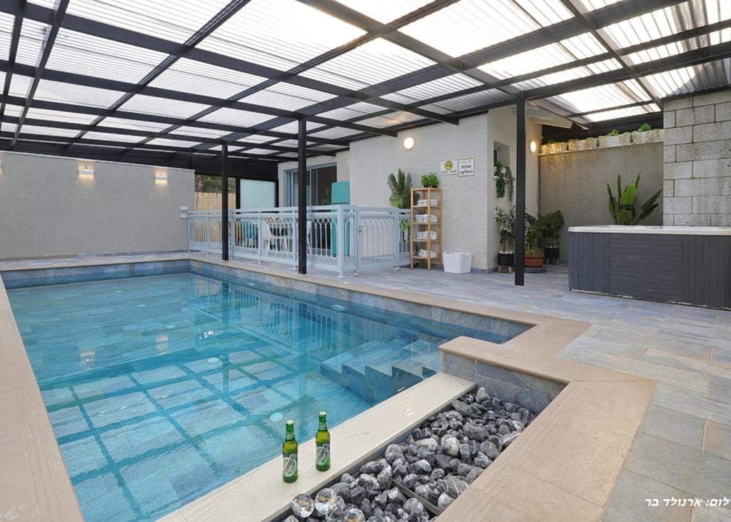 Piscina de la sau aproape de הילת השחר - וילה מדהימה עם 3 חדרי שינה ובריכה פרטית מחוממת ומקורה בעין יעקב