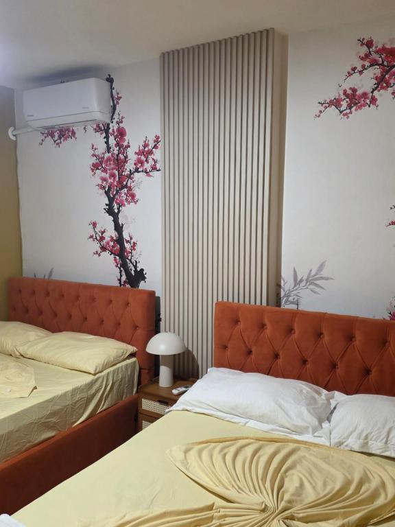 Beachfront Central Apartments في دوريس: غرفة نوم بها سريرين ولوح رأس السرير