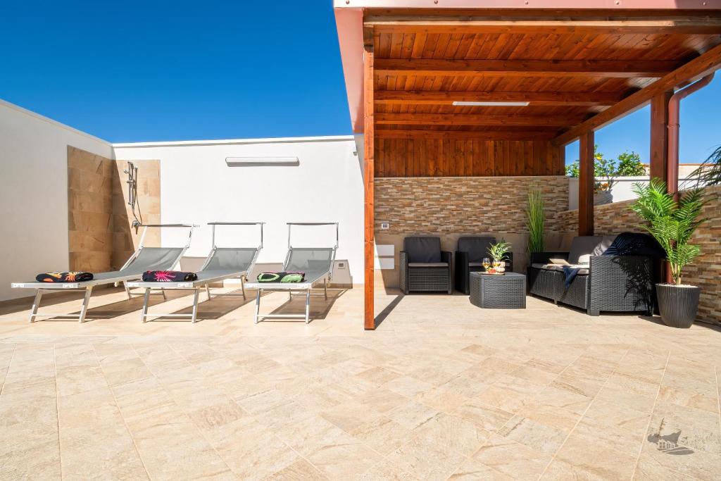 d'une terrasse avec des chaises et un canapé. dans l'établissement Villa DellOmbra, à Alcamo