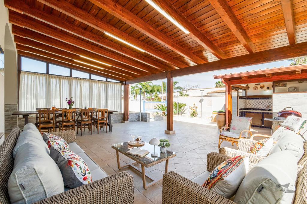 un salon avec un canapé, des fauteuils et une table dans l'établissement Villa DellOmbra, à Alcamo