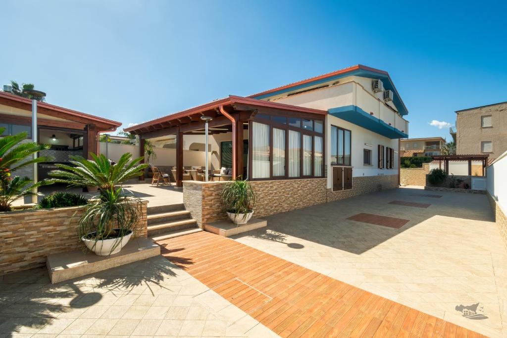 une maison avec un patio et une maison dans l'établissement Villa DellOmbra, à Alcamo