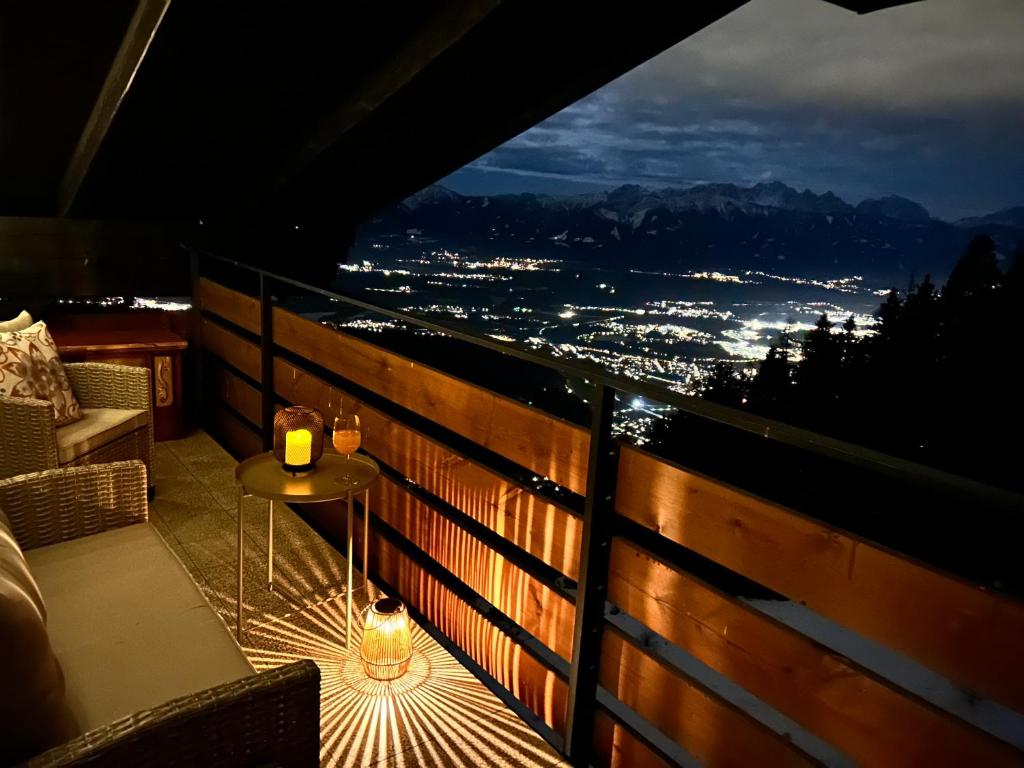 Cảnh núi rừng hoặc tầm nhìn ra núi từ căn hộ