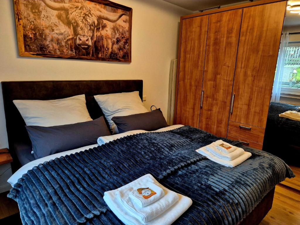une chambre avec un lit avec deux serviettes dessus dans l'établissement Ferienwohnung Dornröschen, à Olpe