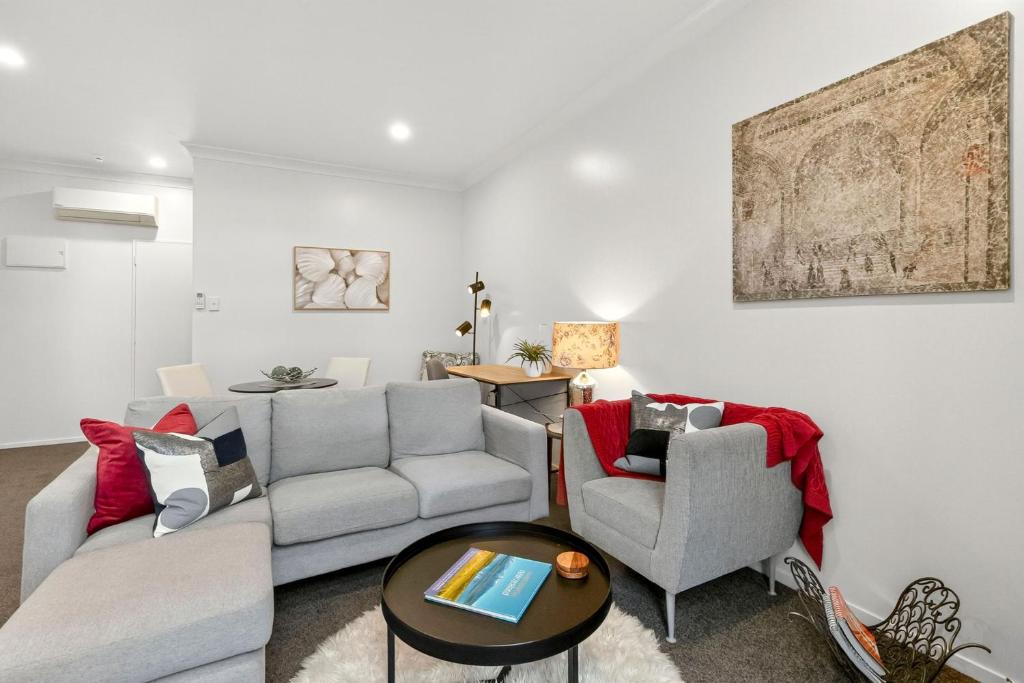 Khu vực ghế ngồi tại Heart of Hamilton Loft Apartment