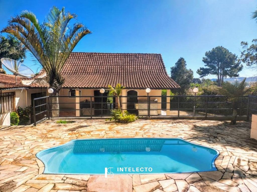 uma casa com piscina no quintal em Chácara c/ Piscina, Churrasqueira com vista linda em Poços de Caldas