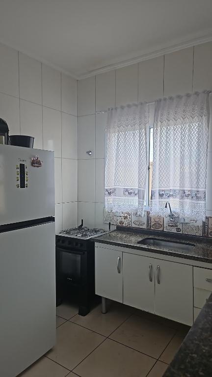 Køkken eller tekøkken på Casa com dois quartos em Itanhaém