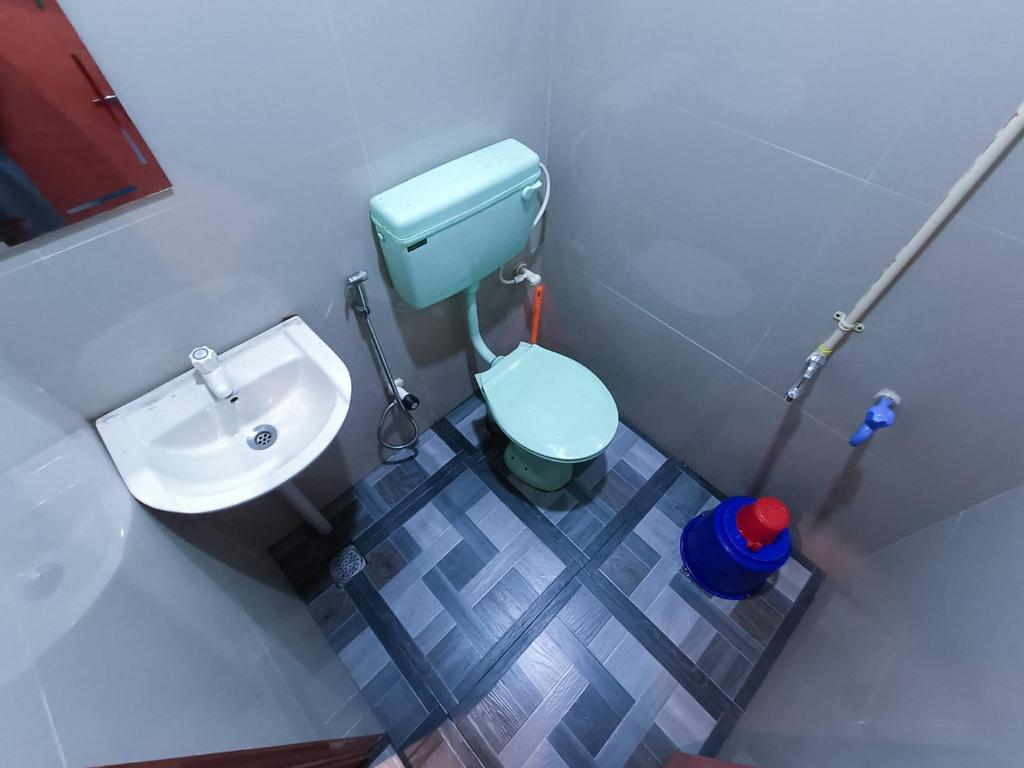 een kleine badkamer met toilet en wastafel bij Mountain Vista Vagamon in Vagamon
