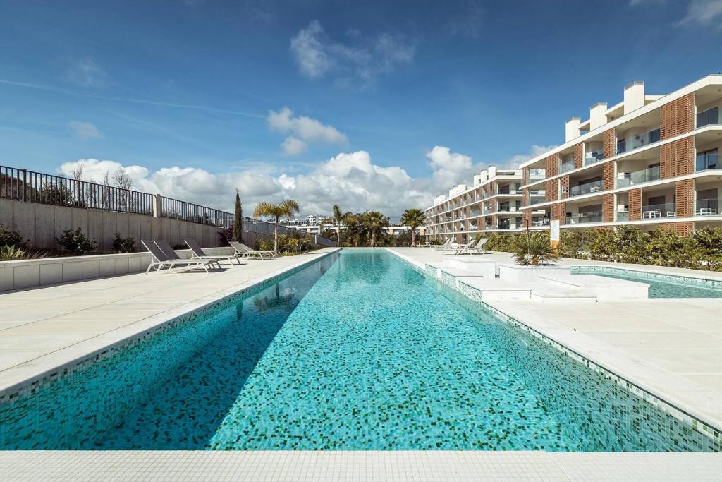 Piscina de la sau aproape de Green View Studio with Pool