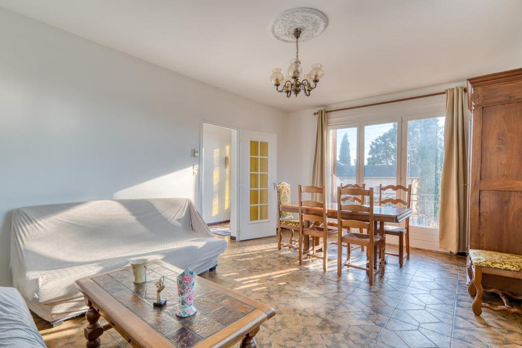 Posezení v ubytování Le Repaire des Travailleurs - Balcon Privé - Jonage