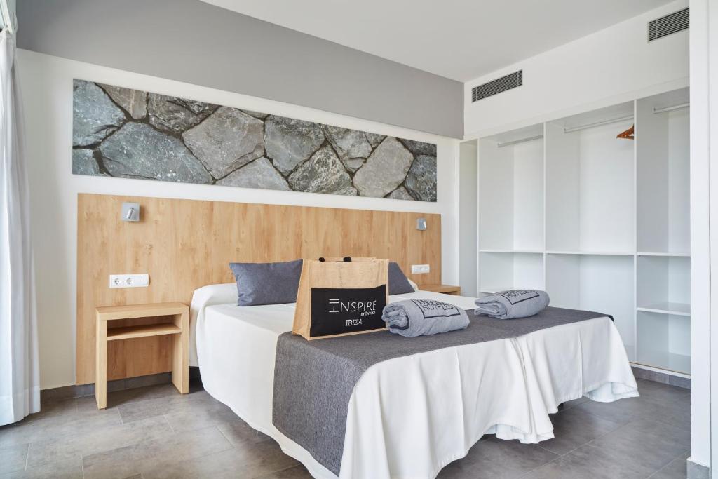 En eller flere senge i et værelse på Invisa Hotel Casa Luis