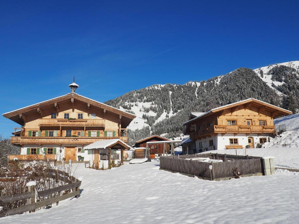 eine Skihütte im Schnee vor einem Berg in der Unterkunft Waltenberghof in Kitzbühel