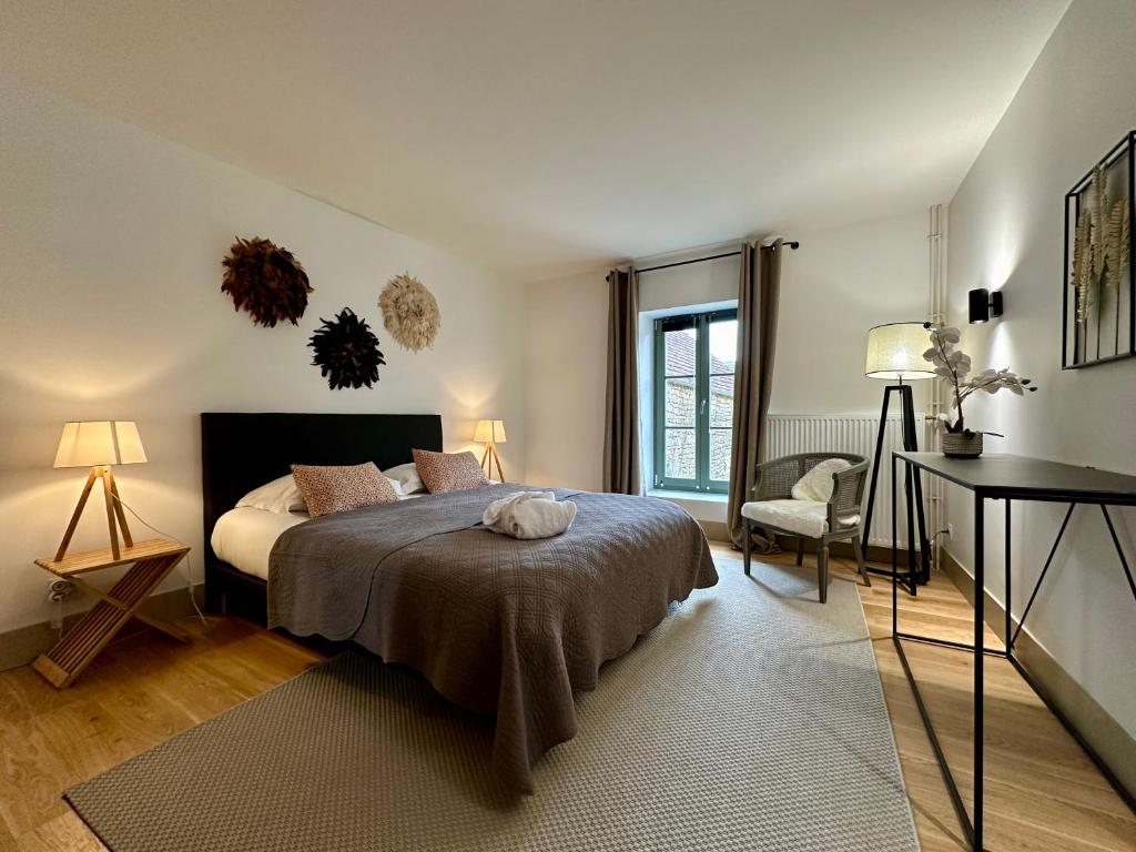 Ένα ή περισσότερα κρεβάτια σε δωμάτιο στο Maison Marguerite, Maison de Charme,jacuzzi