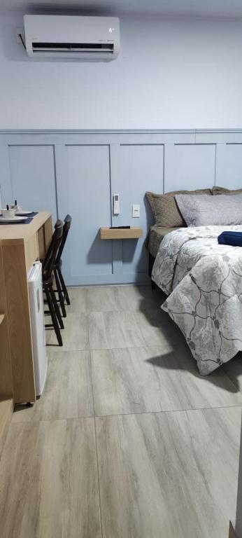 Un pat sau paturi într-o cameră la Suíte aconchego azul