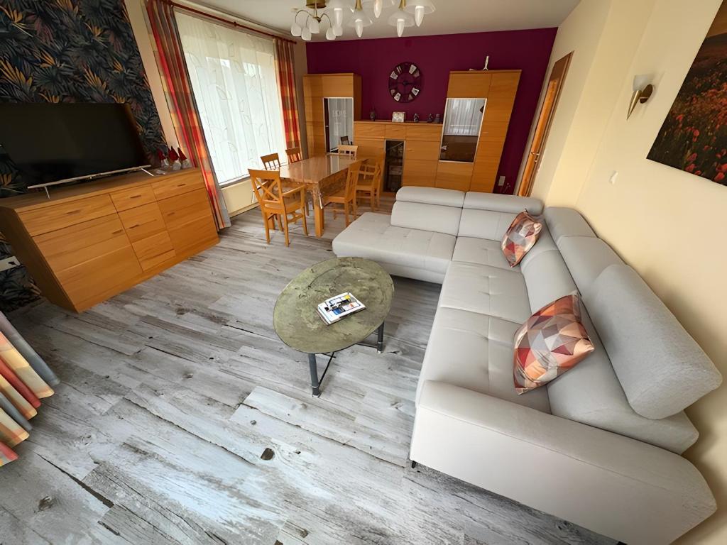 een woonkamer met een bank en een tafel bij Ferienwohnung Ruhrtal in Bestwig
