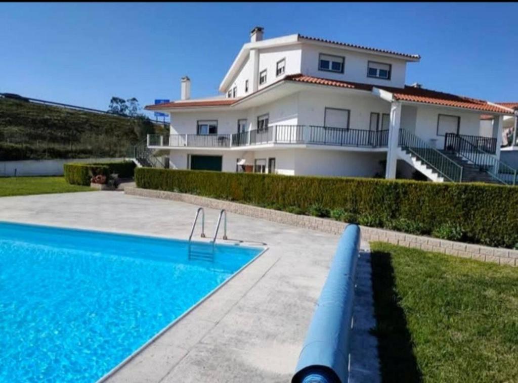 a large house with a swimming pool in front of it at Vergikosk House - villa 4 quartos com piscina privada in Bombarral