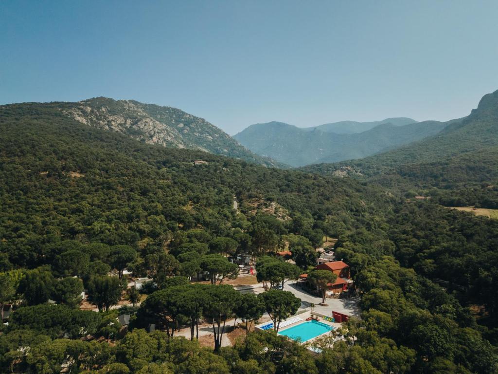Camping le Rancho في أرجيليه سور مير: منظر جوي لمنتجع في الجبال