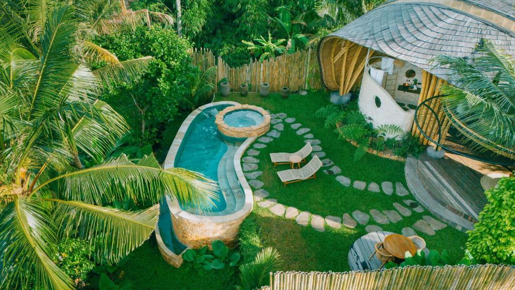 Astha Bamboo House في سيديمين: اطلالة جوية على حديقة خلفية مع مسبح