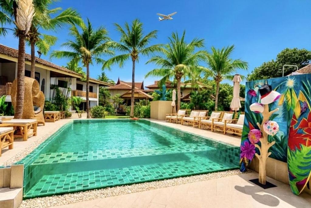 una piscina in un resort con palme di Tulum Villa Resort Koh Samui a Nathon Bay