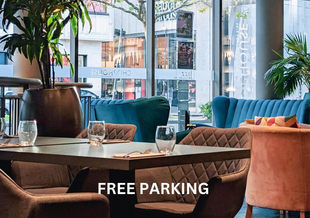 einen Tisch in einem Restaurant mit zwei Gläsern darauf in der Unterkunft Future Inn Bristol in Bristol