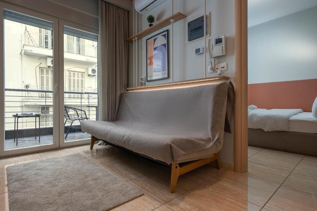 ein Stuhl in einem Zimmer mit Balkon in der Unterkunft City Vibe Standard in Thessaloniki