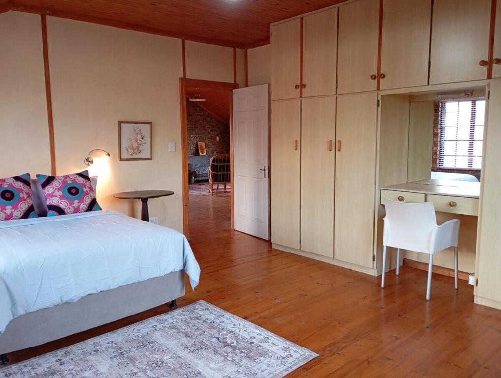 Ένα ή περισσότερα κρεβάτια σε δωμάτιο στο Spacious Home, 2-Bed, 2-Bath, Braai Area, Parking