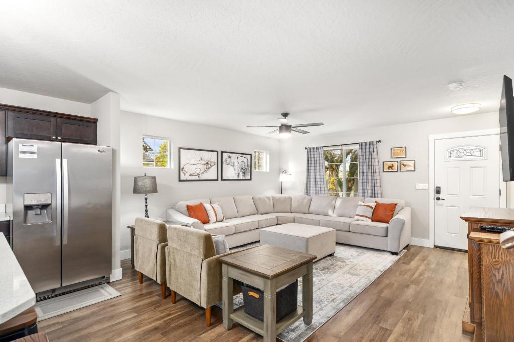 Χώρος καθιστικού στο Hot Tub, Sleeps 12, Well-Stocked Kitchen, Central Location, Modern Home