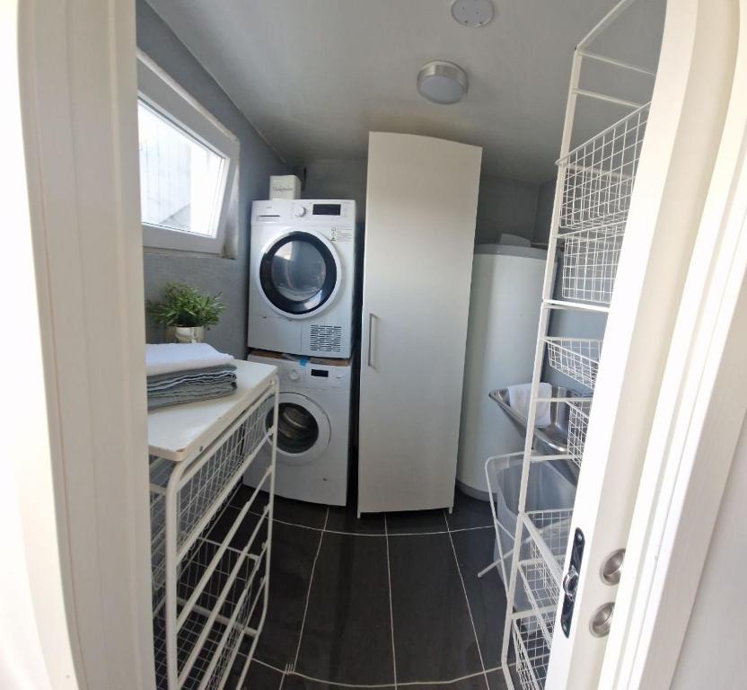 un lavadero con lavadora y lavadora en Modern condominium, en Bergen