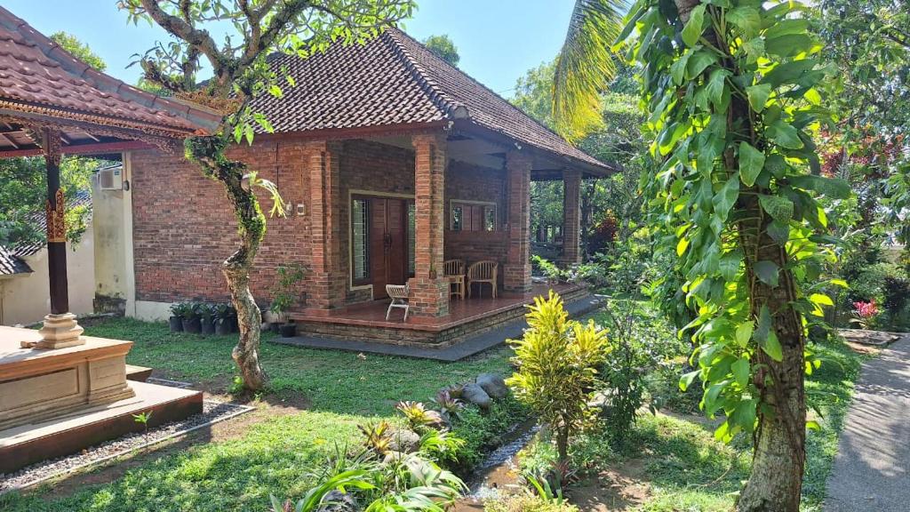 Κήπος έξω από το Mayong Bali Homestay And Resto