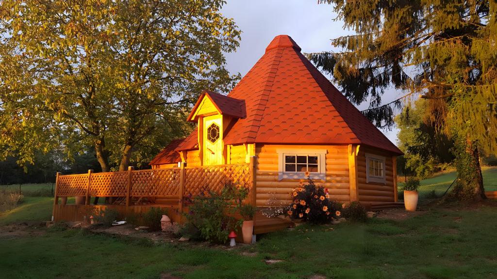 a small wooden cabin with an orange roof at Chambre Insolite L'écureuil in Coligny