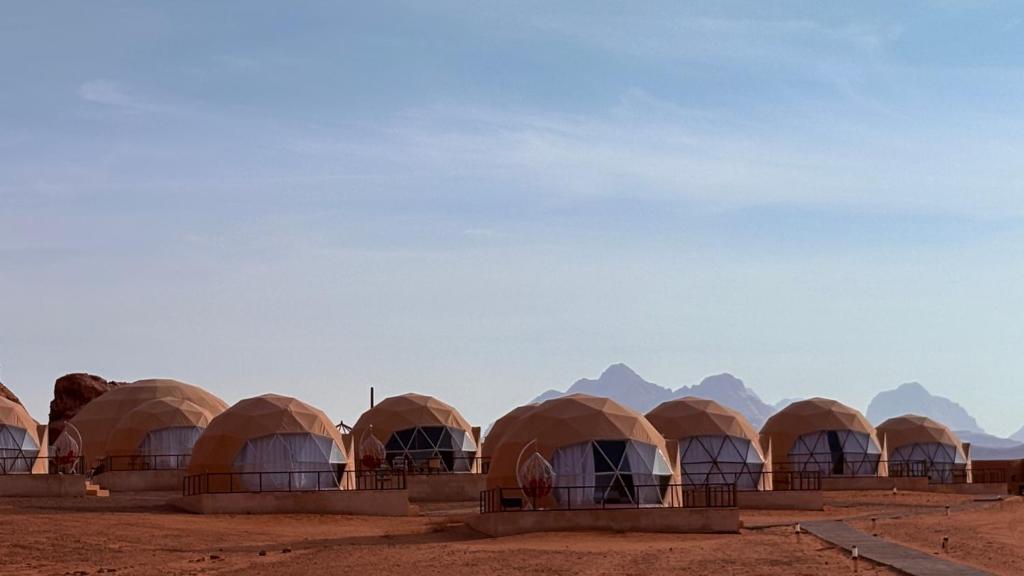 DisahにあるHAGIA SOPHIA lUXURY CAMPの山々を背景にした砂漠のテント