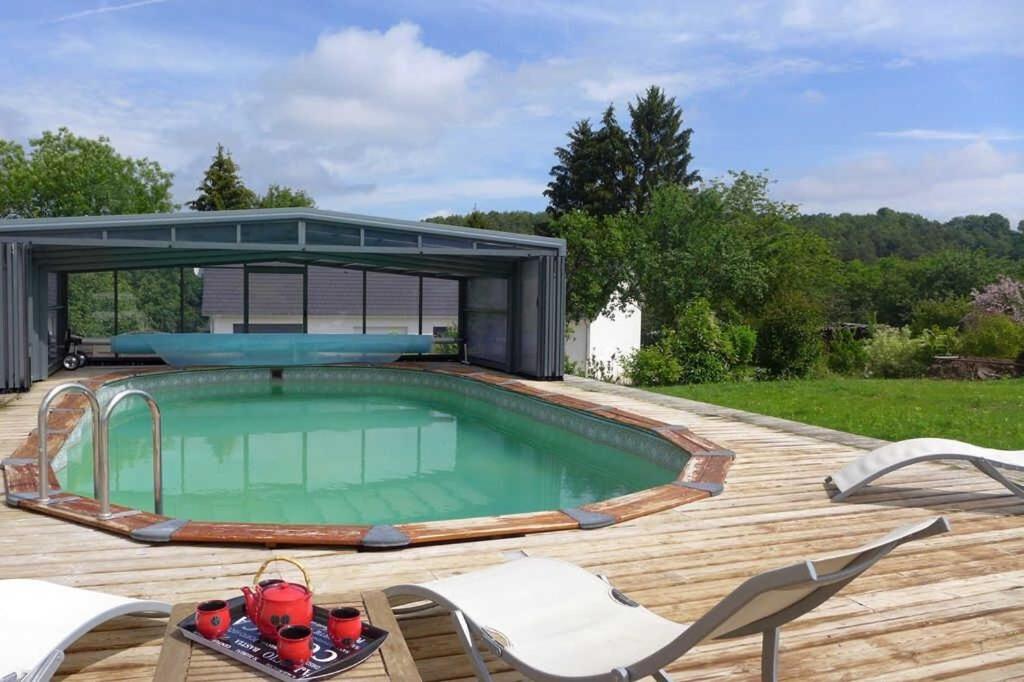Swimmingpoolen hos eller tæt på Gite de la suize