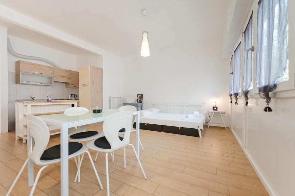 Ένα ή περισσότερα κρεβάτια σε δωμάτιο στο Francy Suite - 15 min from Venice & Mestre Train Station