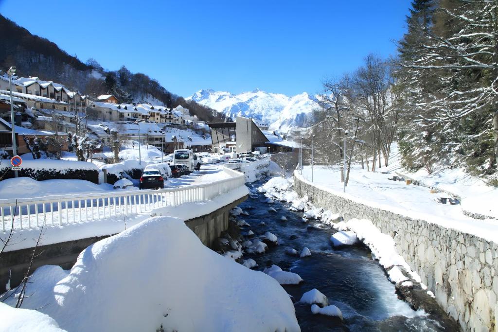 eine Brücke über einen Fluss mit Schnee darauf in der Unterkunft T2 Bis - centre Barèges - cure in Barèges