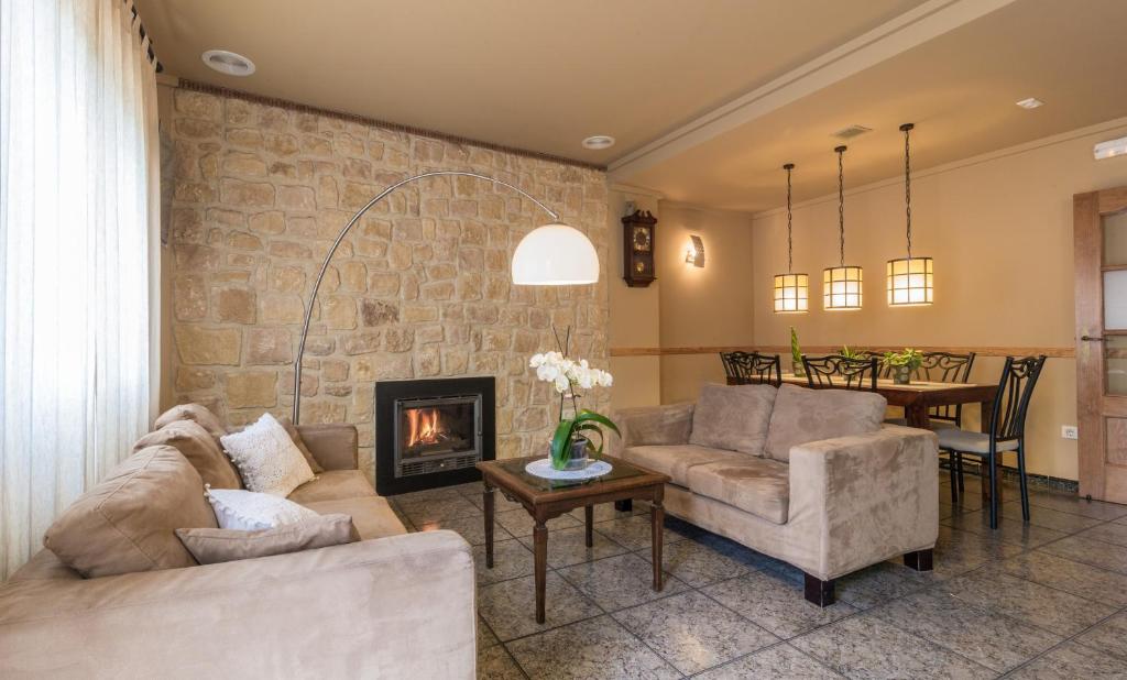 un salon avec deux canapés et une cheminée dans l'établissement Ca Lluis, à Campell