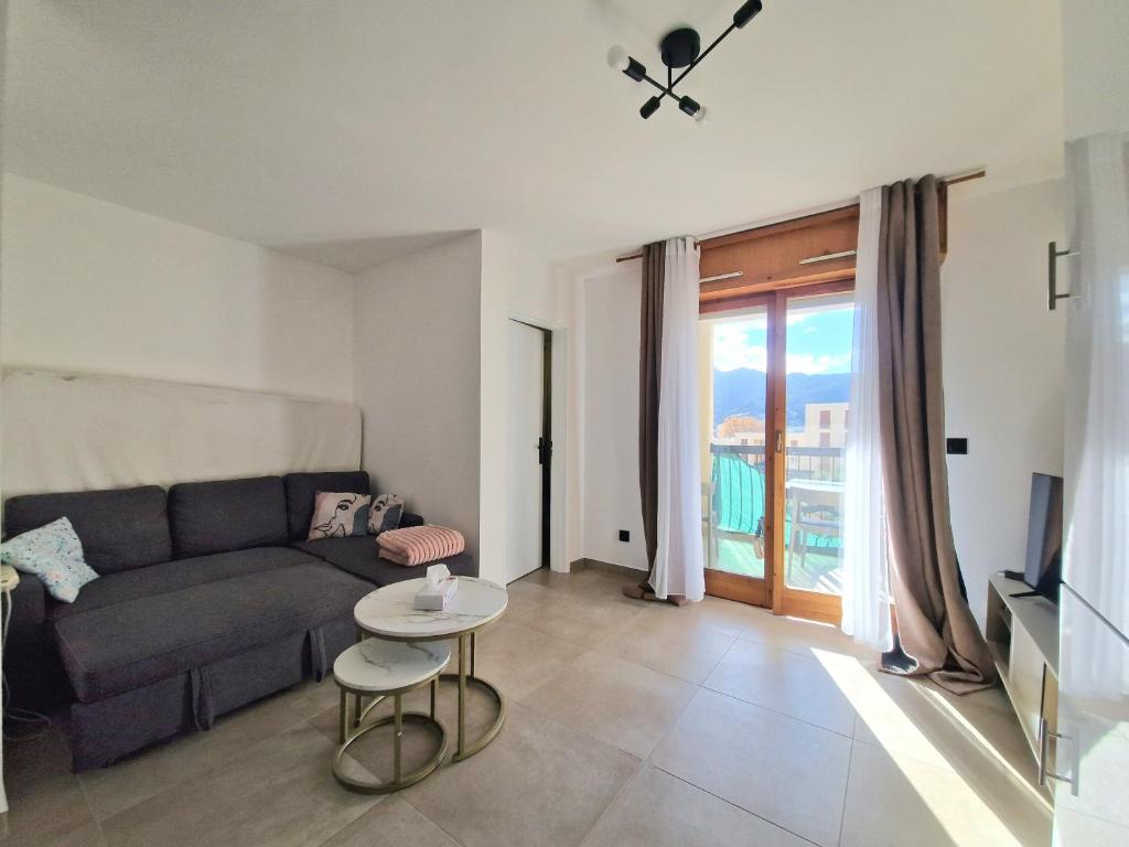 ein Wohnzimmer mit Sofa und Tisch in der Unterkunft Coquet 2 pièces neuf Calvi Plage in Calvi