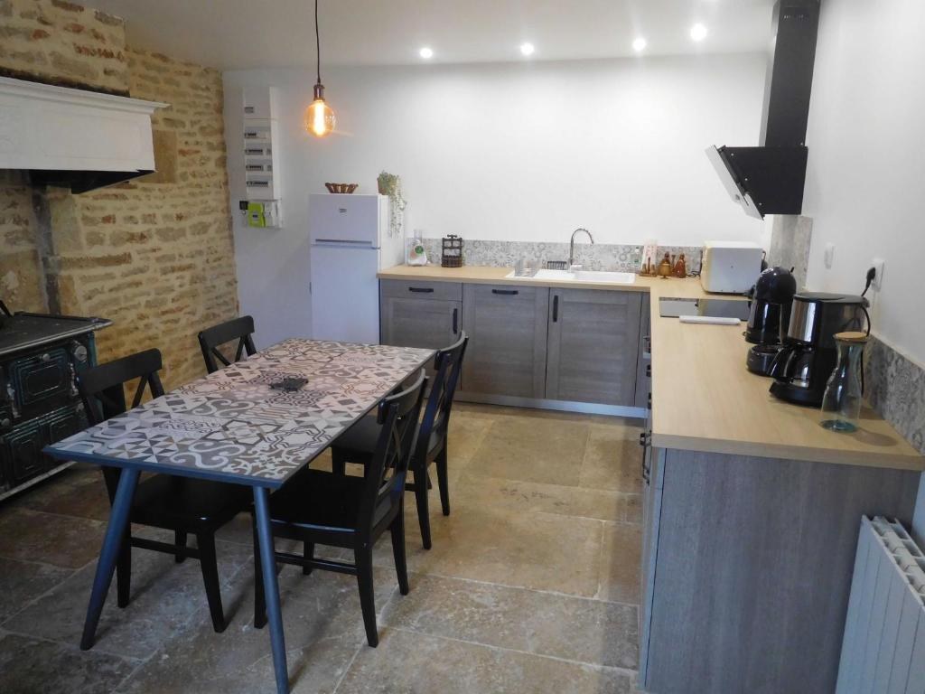 Kuchyň nebo kuchyňský kout v ubytování La maison de lave