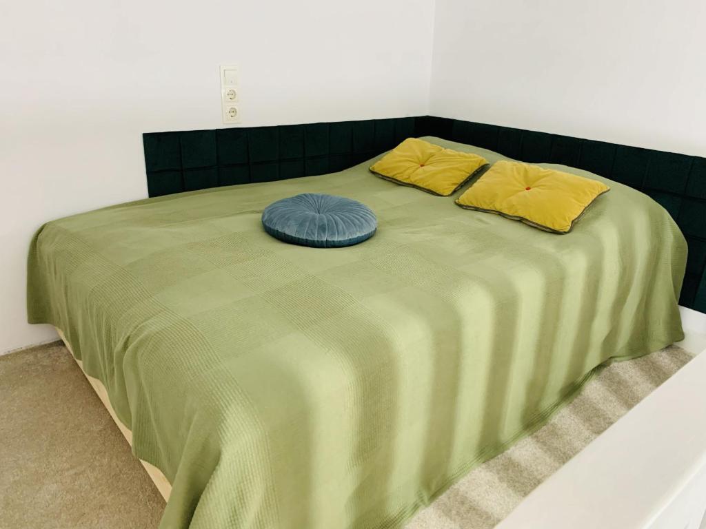 un grand lit avec deux oreillers dessus dans l'établissement Central Cozy Apartment, à Cluj-Napoca