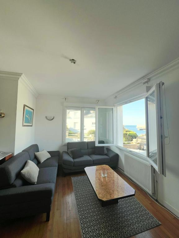 ein Wohnzimmer mit einer Couch und einem Couchtisch in der Unterkunft Maison en bord de mer in Concarneau
