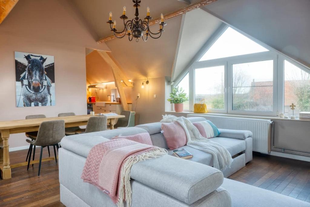 Et opholdsområde på Cozy apartment with stunning view over the fields