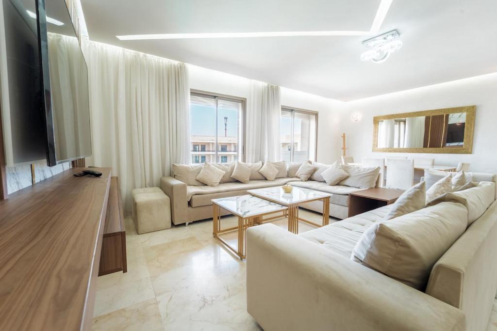 Μια τηλεόραση ή/και κέντρο ψυχαγωγίας στο Luxury and Comfort, High-Speed Wi-Fi, Big Terrace, Pool