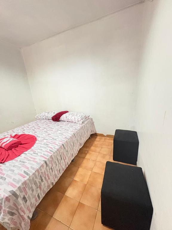 Un dormitorio con una cama y dos sillas. en Quarto privado no centro 305, en Manaus