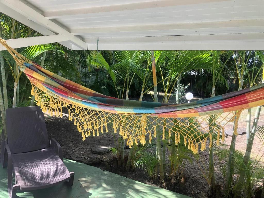 Сад в Bungalow charmant avec piscine partagée à Saint-François