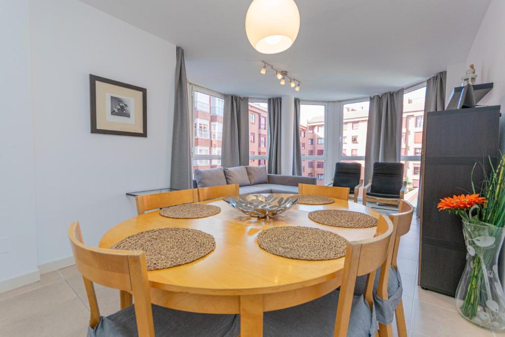 a dining room with a table and chairs at APARTAMENTO EN MADRID CENTRO comodo in Madrid