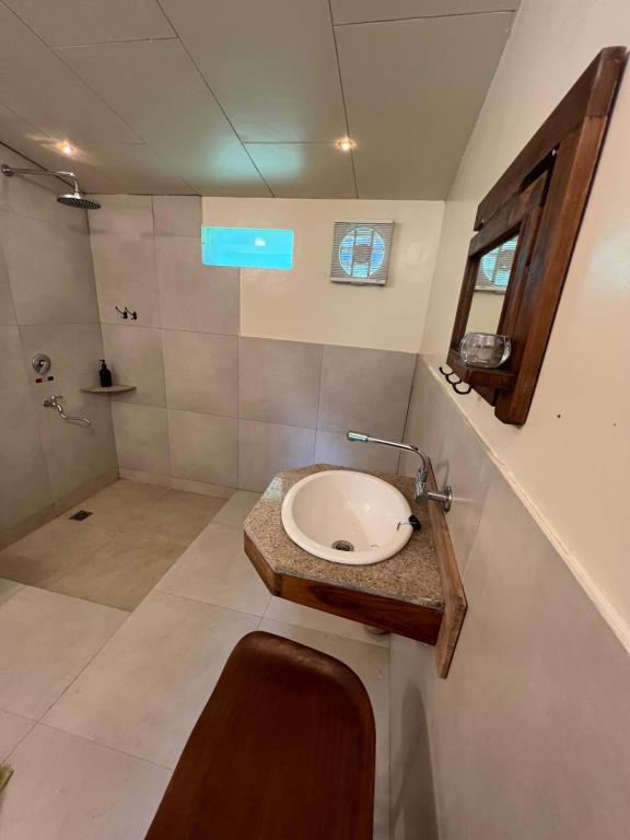 Et badeværelse på Pondok Sitinggil Muncul