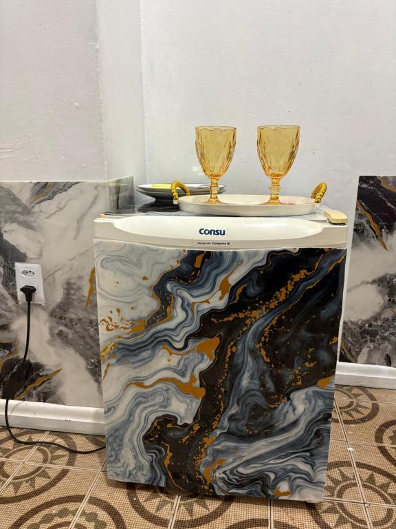 un tavolo con due bicchieri da vino sopra di Quarto privado no centro 203 a Manaus