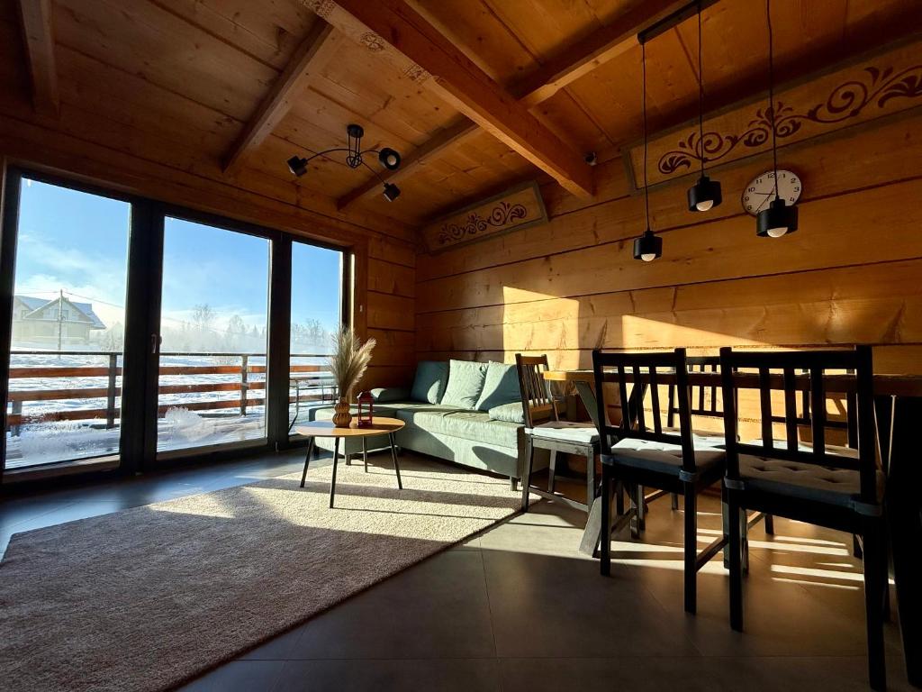 ein Wohnzimmer mit Sofa und Tisch in der Unterkunft Bachledowka View in Czerwienne