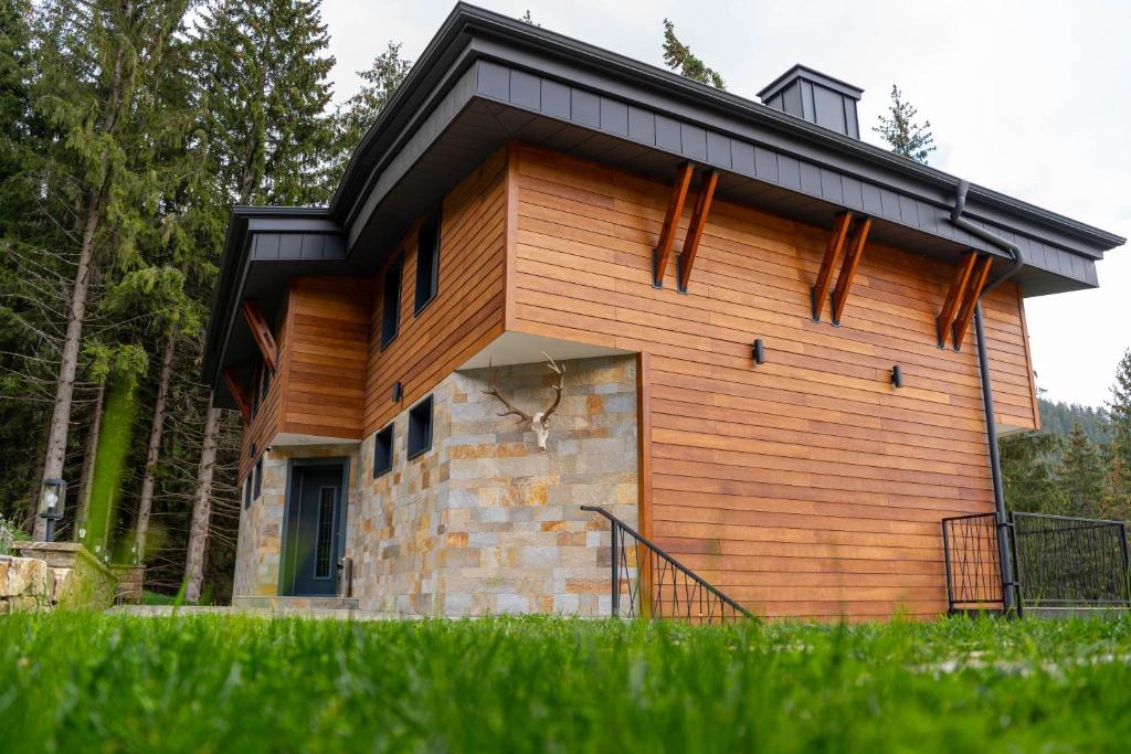 ein kleines Haus mit schwarzem Dach in der Unterkunft Villa Veranda in Smoljan